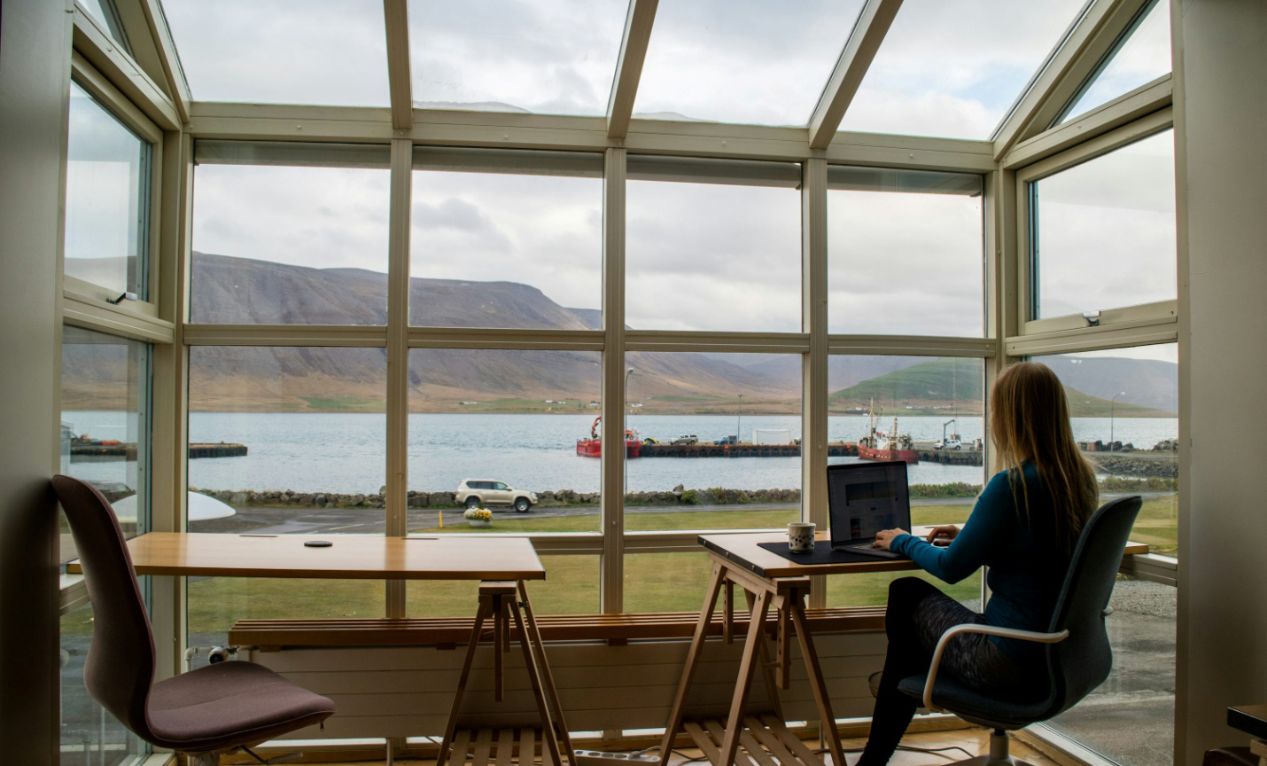A woman working at a café on her laptop